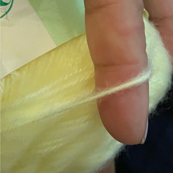 Six yellow skeins of yarn, new, 40 grams each. - Picture 4 of 7